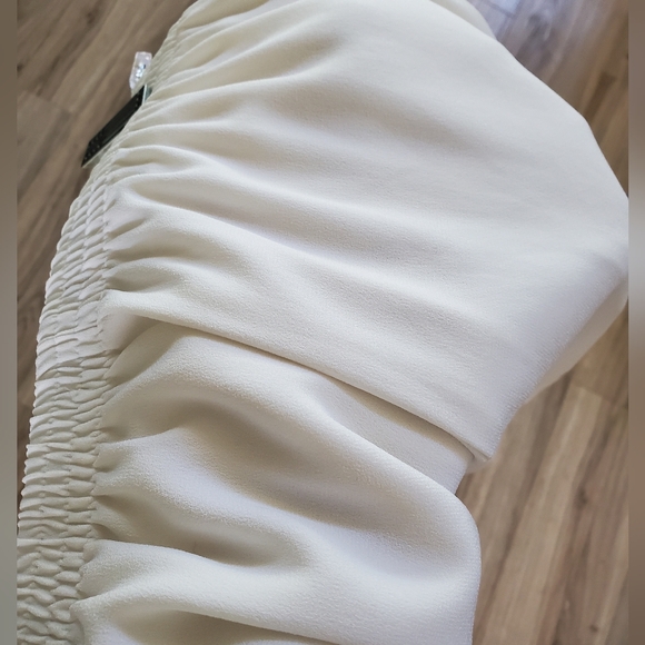 Aritzia Babaton Deakin 5" Shorts, Matte Crepe Texture, Pearl, Small, Like New - Picture 4 of 16